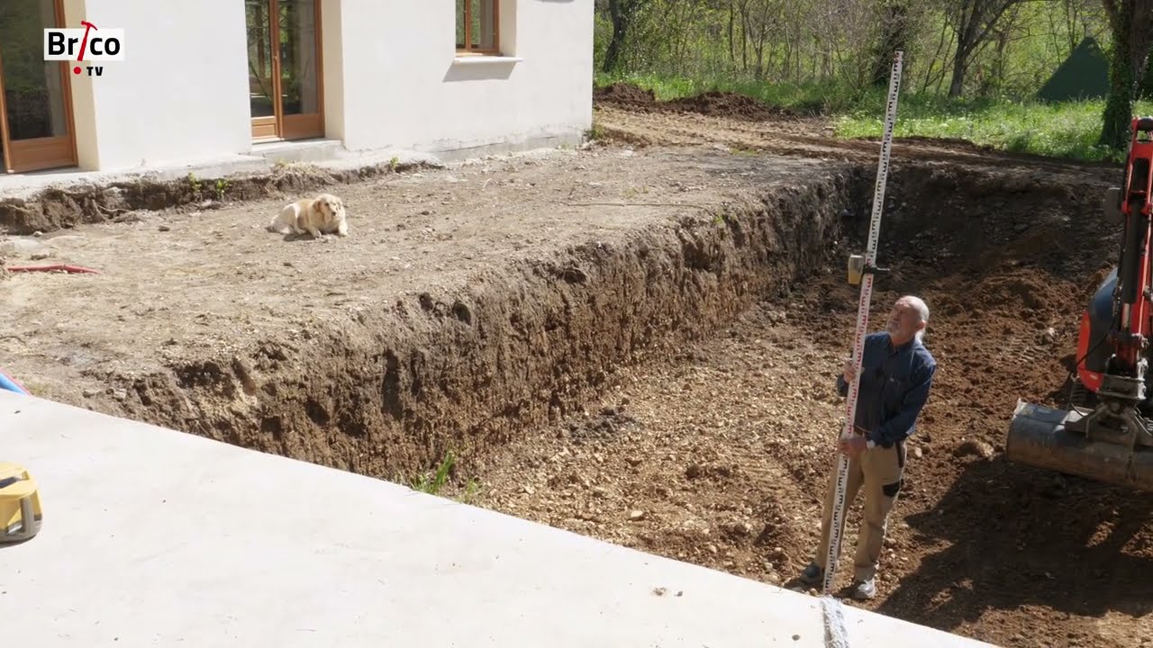 Réalisation d'une piscine - 1er épisode : Le Terrassement - Tuto bricolage avec Robert