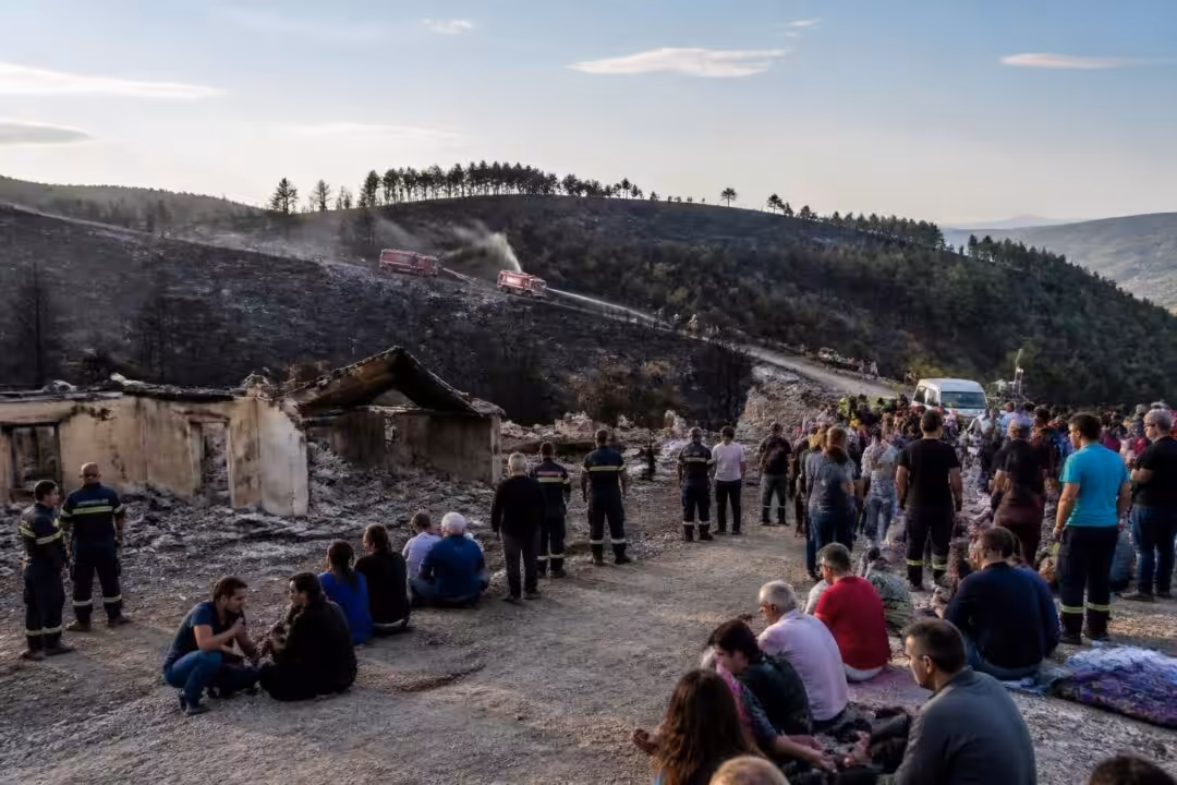 incendie majeur dans le tarn : 600 hectares brûlés, 500 habitants évacués, deux maisons détruites. la situation est désormais sous contrôle après l'intervention des secours.
