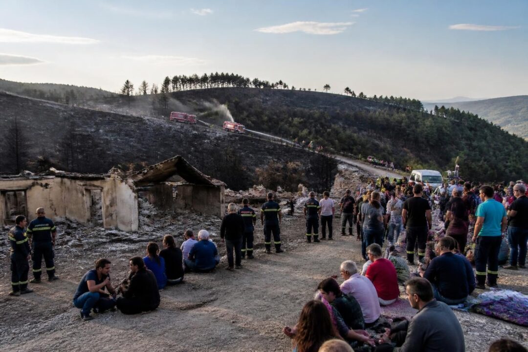 incendie majeur dans le tarn : 600 hectares brûlés, 500 habitants évacués, deux maisons détruites. la situation est désormais sous contrôle après l'intervention des secours.