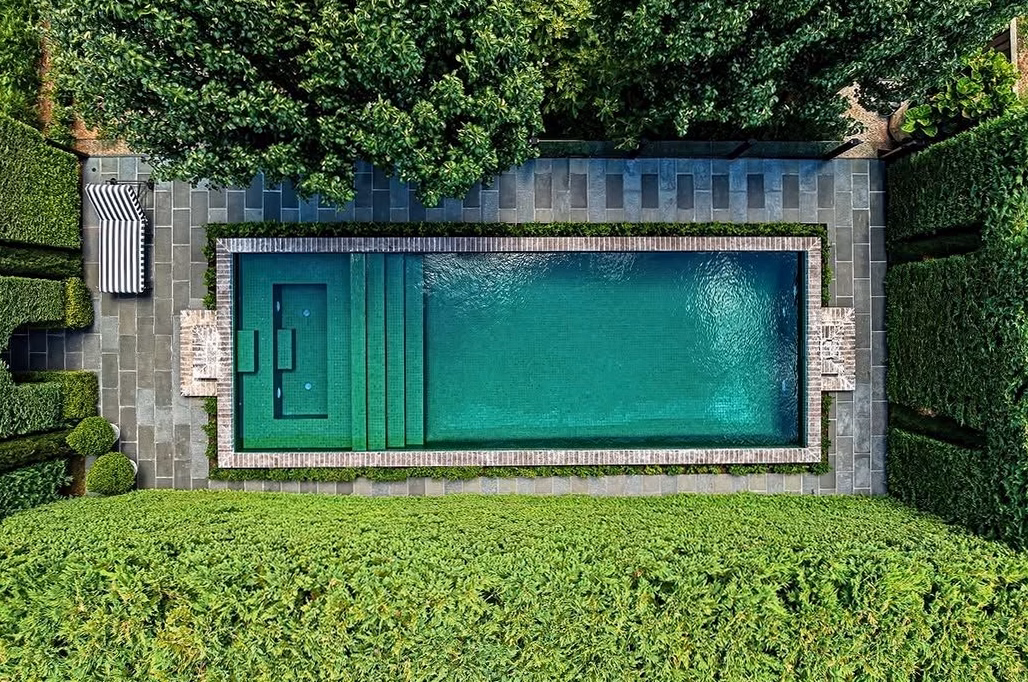 Découvrez cette magnifique villa Art nouveau à Nancy, dotée d&rsquo;un jardin verdoyant et d&rsquo;une piscine élégante