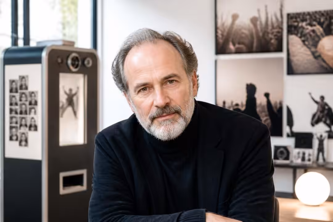 découvrez patrick de baecque, l'esprit visionnaire derrière la france bouge et photomaton, et son impact innovant sur la culture et la photographie en france.