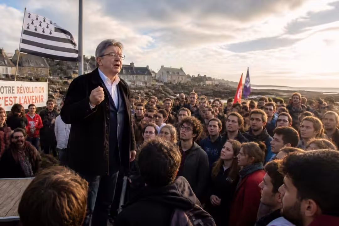 lors d'un meeting passionné en bretagne, jean-luc mélenchon s'adresse aux « enfants » des jaco dans le cadre de la présidentielle 2027, mobilisant ses soutiens pour l'élection à venir.